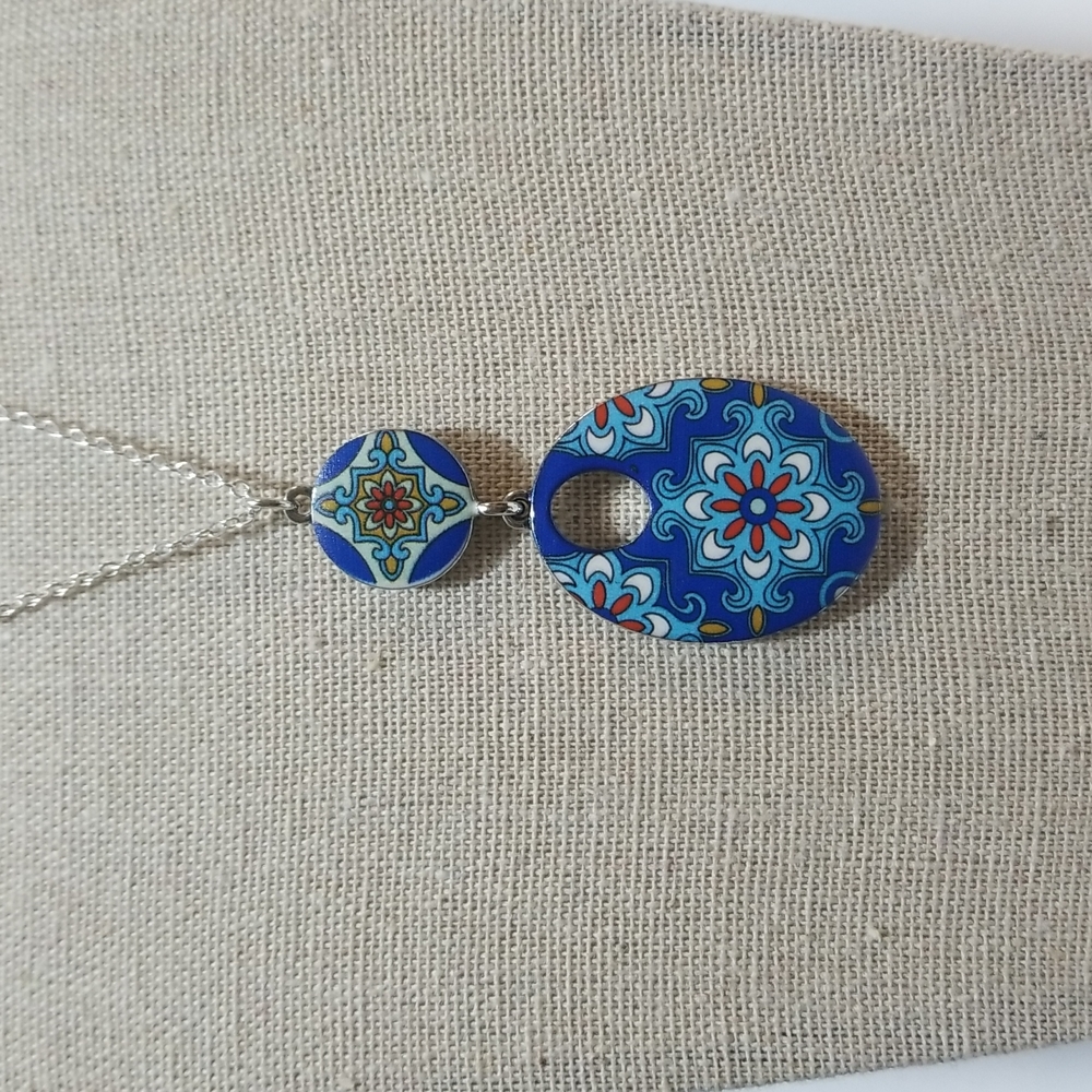 Costume jewelry‎ necklace